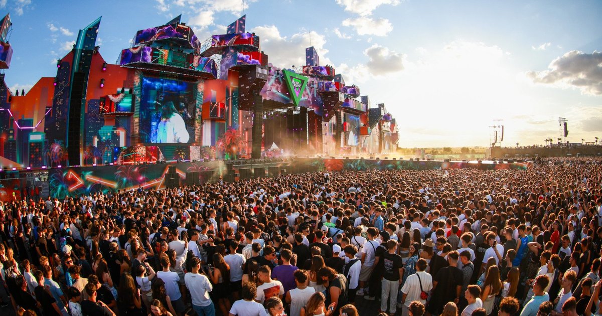 VIDEO/FOTO Ziua 1 Beach, Please! 2025: Spectatorii impresionați de scena grandioasă, artiști de top și atmosferă electrizantă